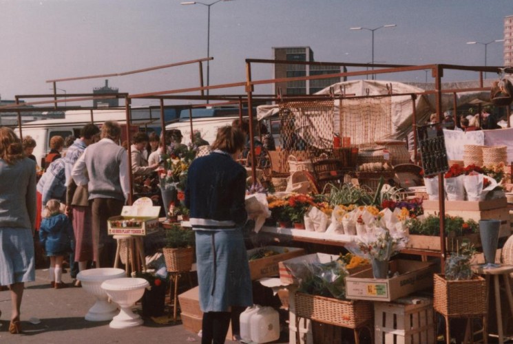 Flower stall at Moorfoot market, May 1980 | Photo: Tony Allwright