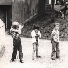 Broomhall Flats: three boys playing with toy rifles, July 1978 | Photo: Tony Allwright