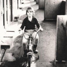 Broomhall Flats: boy on bike, July 1978 | Photo: Tony Allwright