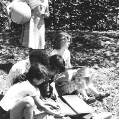 Children looking at Tony Allwright photo albums, June 1978 | Photo: Tony Allwright