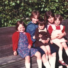 Five girls, Broomhall Flats. June 1978 | Photo: Tony Allwright