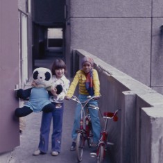 Two girls and a bear, Broomhall Flats. July 1978 | Photo: Tony Allwright