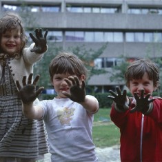 Muddy hands, Broomhall Flats. July 1978 | Photo: Tony Allwright