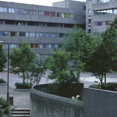 Courtyard, Broomhall Flats. July 1978 | Photo: Tony Allwright