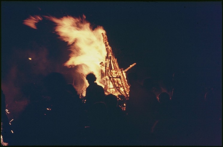 Bonfire night! Broomhall adventure playground, 5th November 1976 | Photo: Tony Allwright