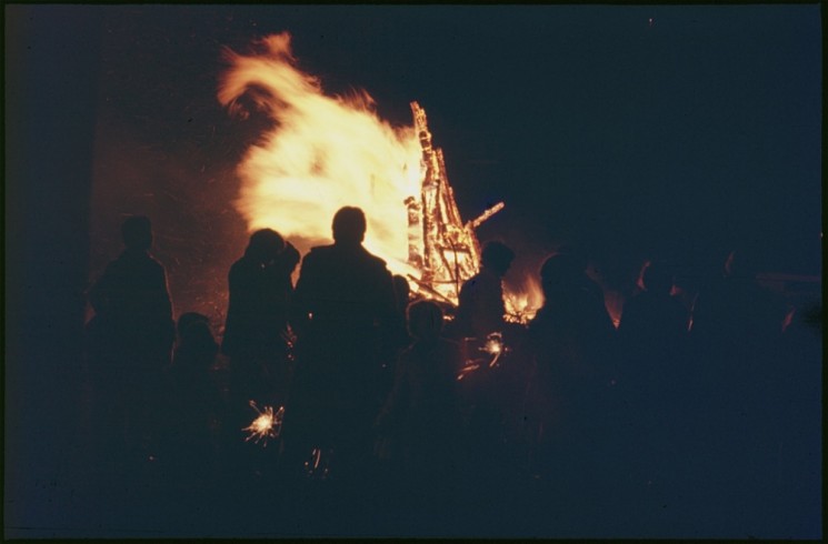 Bonfire night! Broomhall adventure playground, 5th November 1976 | Photo: Tony Allwright