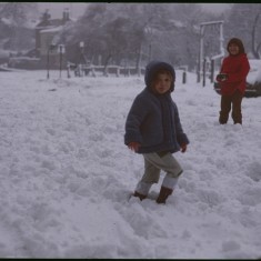 Little girls in snow, Broomhall Flats. February 1979 | Photo: Tony Allwright