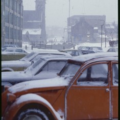 Cars outside Viners factory in the snow, February 1979 | Photo: Tony Allwright