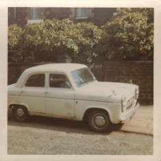 Car outside 255 Broomhall St, 1965 | Photo: Lynn Pearson