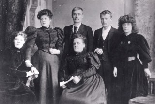 Edith Annie Dickinson (2nd from left) of 27 Broomhall Place. 1890s | Photo: Judith Gaillac