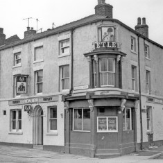 The New Inn, Ecclesall Road, at junction of Hanover Street. 1983 | Photo: SALS PSs21839 & Sheffield Newspapers