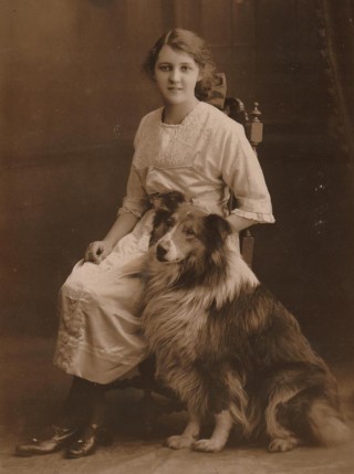 Doris Hogan (aged 15) and her beloved dog Roy, 1915 | Photo: Suzanne Cam