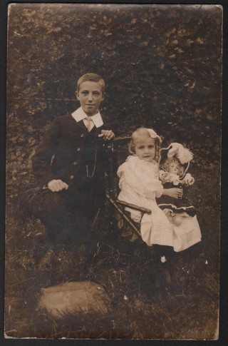 Doris Hogan and her brother Dennis Jr, 1903 | Photo: Suzanne Cam