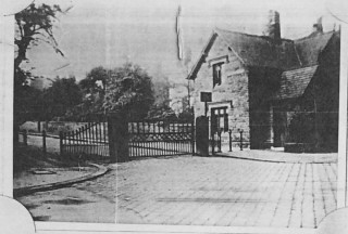 Collegiate Crescent Gates. Early 1900s | Photo: BPA
