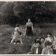 Dorothy Haythornthwaite with some of the guides in Bakewell. 1958 | Photo: Audrey Russell