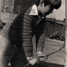 Young boy playing with a crowbar. 1970s | Photo: Our Broomhall