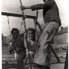 Children playing on a makeshift swing. 1980s | Photo: Our Broomhall