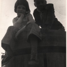 Children posing on top of a wooden tower. 1980s | Photo: Our Broomhall