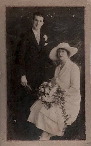 Sydney Cunningham and Mabel Barringer on their wedding day. 26 December 1921 | Photo: Pamela Jackson