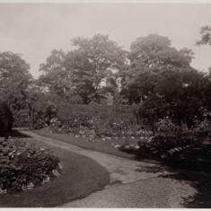Flower beds in the garden at Park House. c. 1930 | Photo: William Emery