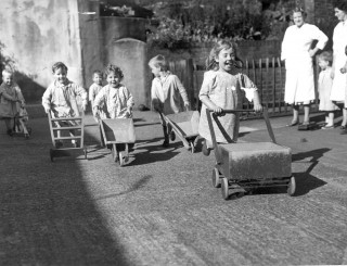 Trolley & Wheelbarrow Play | Photo: Broomhall Nursery