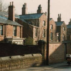 Houses on Hanover St, with St Silas church wall. February 1980 | Photo: Tony Allwright