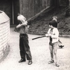 Broomhall Flats: three boys playing with toy rifles, July 1978 | Photo: Tony Allwright