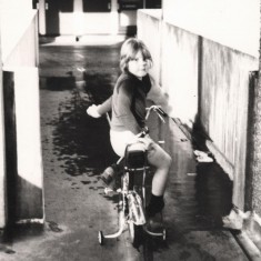 Broomhall Flats: boy on bike, July 1978 | Photo: Tony Allwright