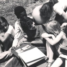 Children looking at Tony Allwright photo albums, June 1978 | Photo: Tony Allwright