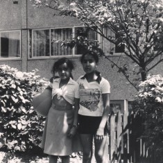 Two girls at Broomhall Flats, June 1978 | Photo: Tony Allwright