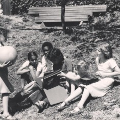 Children looking at Tony Allwright photo albums, June 1978 | Photo: Tony Allwright