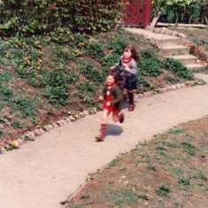 Two girls running, Broomhall Flats. June 1978 | Photo: Tony Allwright