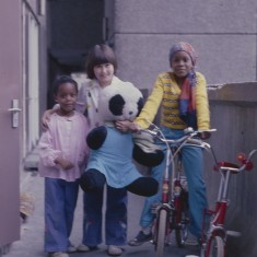 Three girls and a bear, Broomhall Flats. July 1978 | Photo: Tony Allwright