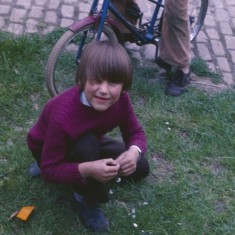 Boy and daisies, Broomhall Flats. July 1978 | Photo: Tony Allwright