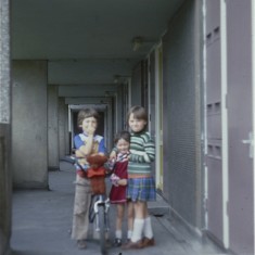 Three friends, Broomhall Flats. July 1978 | Photo: Tony Allwright