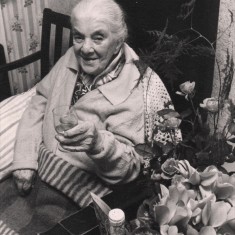 Charlotte Cooper at home; 100 years old. 1974 | Photo: Edward Bell