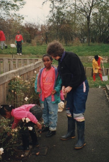 Children planting bulbs with volunteers, 1997 | Photo: Broomhall Centre