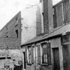 Houses in Thomas Street, probably c.1930s. | Photo: SALS PSu00937