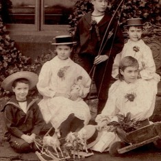 Broomhead Colton-Fox children. Left to right: Ronald 1885-1945, Margery 1881-1973, Robin 1880-1942, Mary 1878-1958, Milred (also known as Daisy) 1882-1978. Unknown year | Photo: Stian Alexander