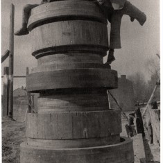 Children playing on a makeshift wooden tower. 1980s | Photo: Our Broomhall