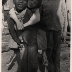 Children posing for a photograph in the Gell Street playground. 1980s | Photo: Our Broomhall