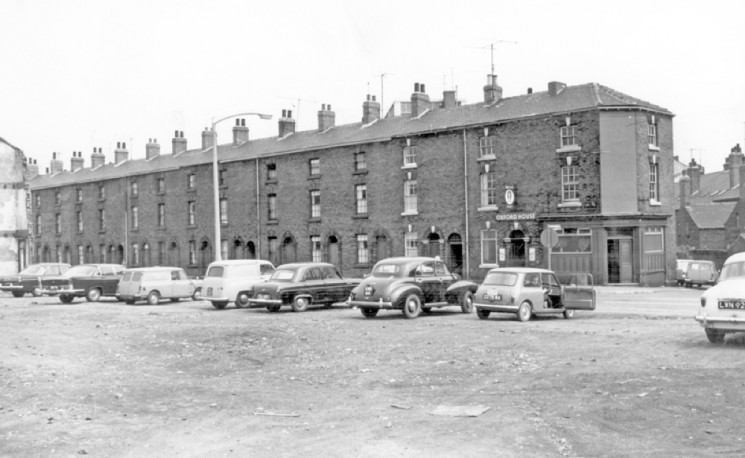 Moore Street, Clarence Lane, right, No 131/133, Oxford House pub. 1965 | Photo: SALS PSs18098