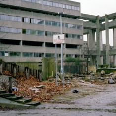 Broomhall flats, empty before demolition. 1985 | Photo: Adrian Wynn