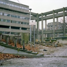 Broomhall flats, empty before demolition. 1985 | Photo: Adrian Wynn